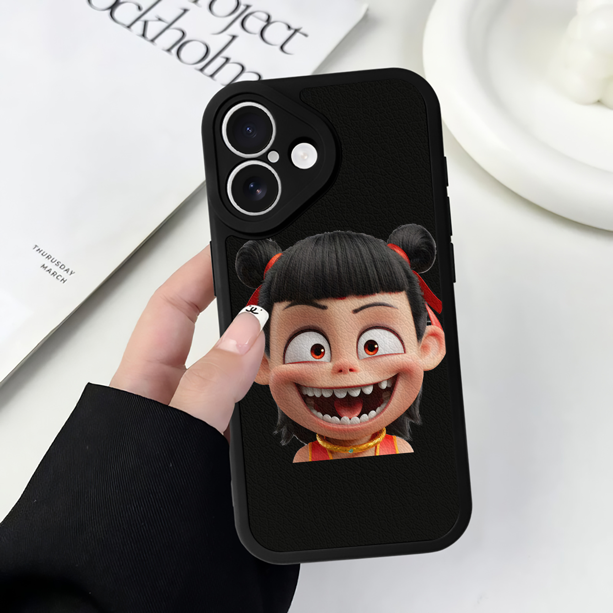 （画像用） Ne Zha 2 ナタ 魔童の大暴れ 【iPhone 16シリーズ対応】シリコンスマホケース（レザー調） 材質：シリコン
